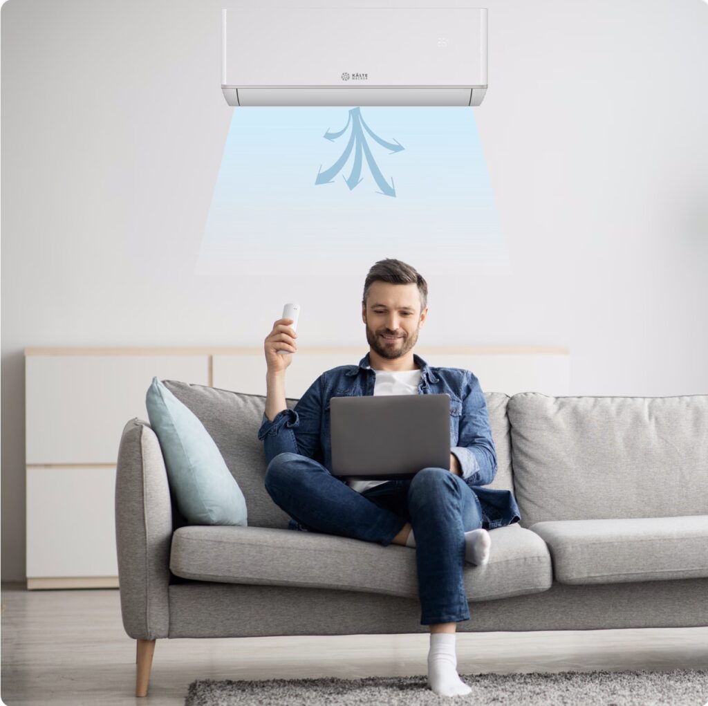 Mann mit Laptop auf Sofa
