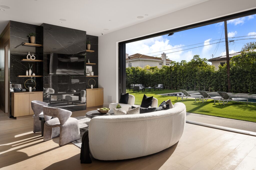 Wohnzimmer mit großer Glastüre, Hitzefallen vermeiden: Warum du dein Zuhause jetzt kühlen musst